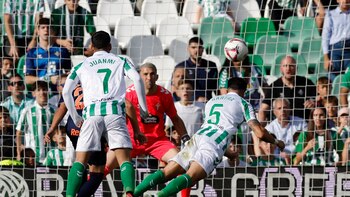 Bartra rescata al Betis en
