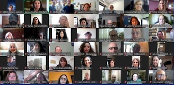Cuadrícula con cuarenta y dos recuadros de video de personas conectadas a una reunión en línea