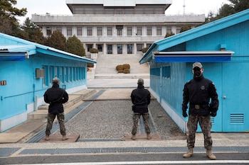 Soldados surcoreanos montan guardia durante una visita para los medios de comunicación en el Área de Seguridad Conjunta (JSA), en la Zona Desmilitarizada (DMZ), en la localidad fronteriza de Panmunjom (Paju, Corea del Sur), el 3 de marzo de 2023 (JEON HEON-KYUN vía REUTERS)