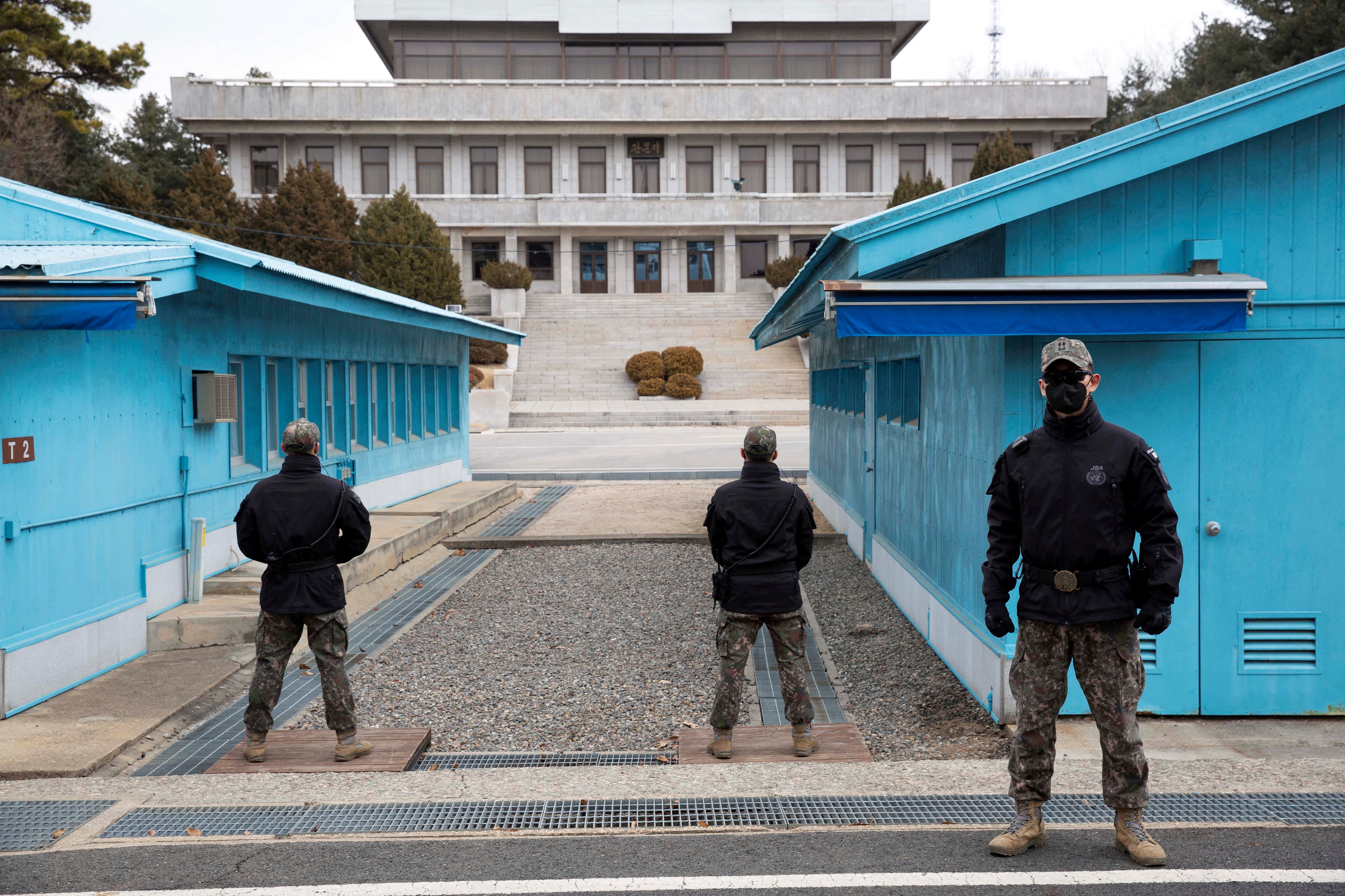 Soldados surcoreanos montan guardia durante una visita para los medios de comunicación en el Área de Seguridad Conjunta (JSA), en la Zona Desmilitarizada (DMZ), en la localidad fronteriza de Panmunjom (Paju, Corea del Sur), el 3 de marzo de 2023 (JEON HEON-KYUN vía REUTERS)