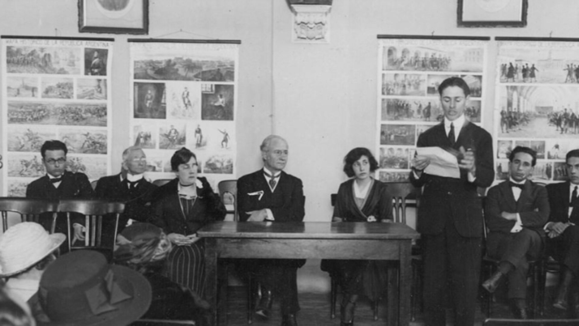 En el centro, escuchando con atención, Pablo Pizzurno, en el Congreso Normalista de 1928 (Archivo General de la Nación)