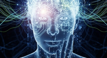 Primer plano de un rostro humano translúcido con circuitos digitales y luz brillante sobre un fondo oscuro, con líneas de datos y códigos binarios.