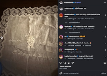 Los invitados a la boda recibieron un pañuelo con una de las frases más icónicas de la canción "Blank Space"
(Créditos: Instagram/Maren Morris)