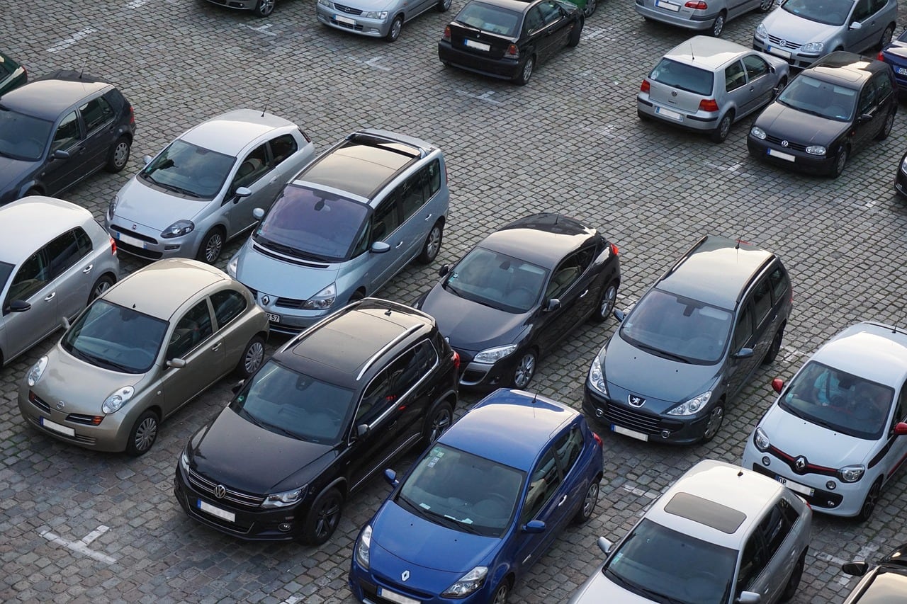 Las empresas negaron que el auto hubiera ingresado al complejo comercial, pero el juez valoró testimonios y documentación para tener por acreditada la sustracción. (Foto de archivo: Pixabay)