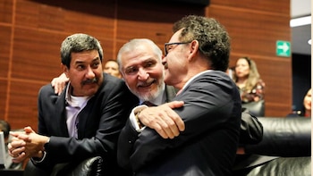 Ignacio Mier, coordinador de la bancada de Morena en el Senado, posa junto con coordinadores del Partido del Trabajo y el Partido Verde