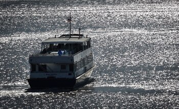 Las personas viajan en un ferry de New York Waterway a través del río Hudson desde Nueva Jersey hasta Manhattan en un frío día de invierno en la ciudad de Nueva York, EE. UU. (REUTERS/Mike Segar/ARCHIVO)