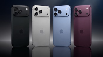 Cuatro teléfonos inteligentes de color negro, gris, azul y violeta con cámaras traseras y el logotipo de Apple en su parte posterior.