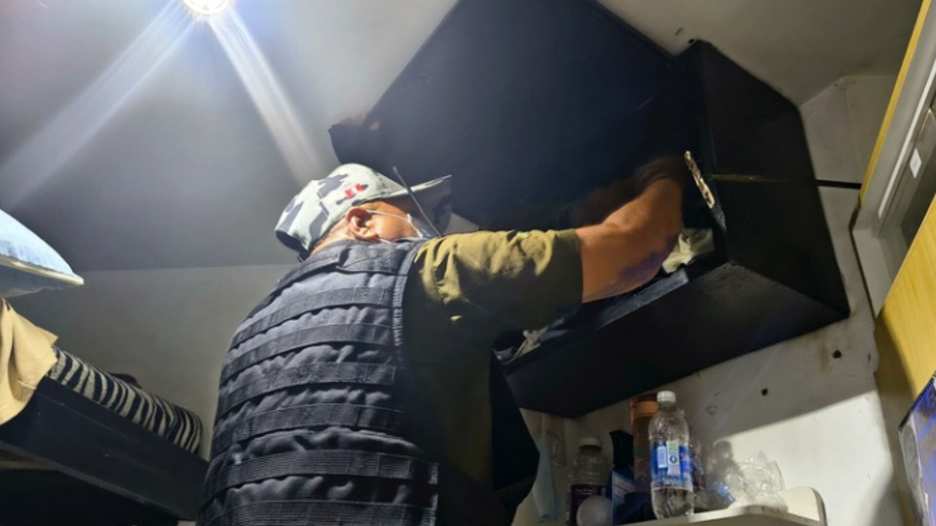 Hallan celular, anotaciones de números telefónicos y tomacorrientes para conexiones clandestinas en el penal de Lurigancho.