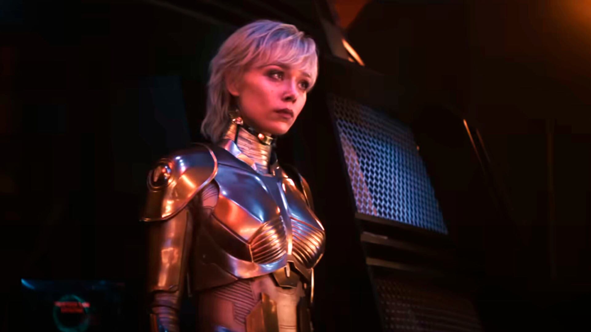 Ivanna Sakhno interpreta a Amelia, capturando el dilema entre programación militar y autoconciencia emergente (Universal Pictures)