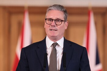 El primer ministro británico Keir Starmer pronuncia un discurso tras su primera reunión de gabinete como primer ministro, en Londres (REUTERS/Claudia Greco)