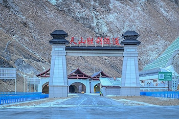 China inauguró el túnel para