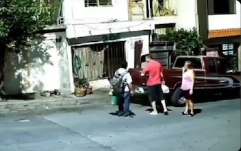 La grabación muestra cómo una flor se esfuma sin explicación aparente.