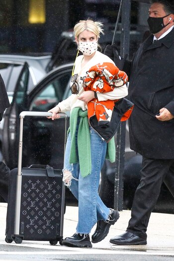 Emma Roberts llegó al aeropuerto