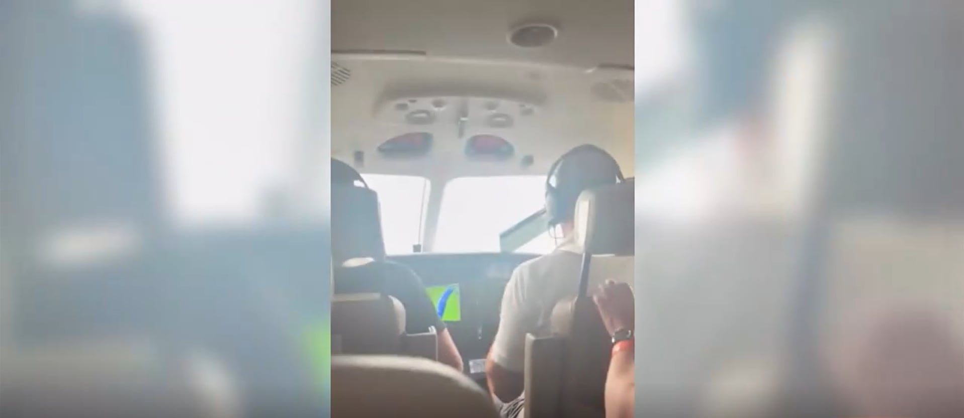 El video de Khloe Todd registró el aterrizaje de emergencia de un hidroavión en el East River de Nueva York (Captura ABC News)