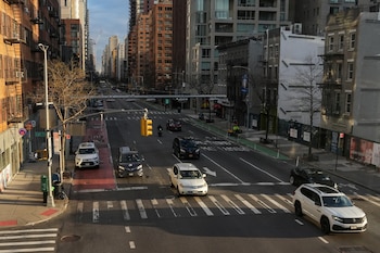 La DMV del Estado de Nueva York desglosa los USD 75 en USD 25 por las placas estándar y USD 50 por el certificado de titularidad (REUTERS/Adam Gray)