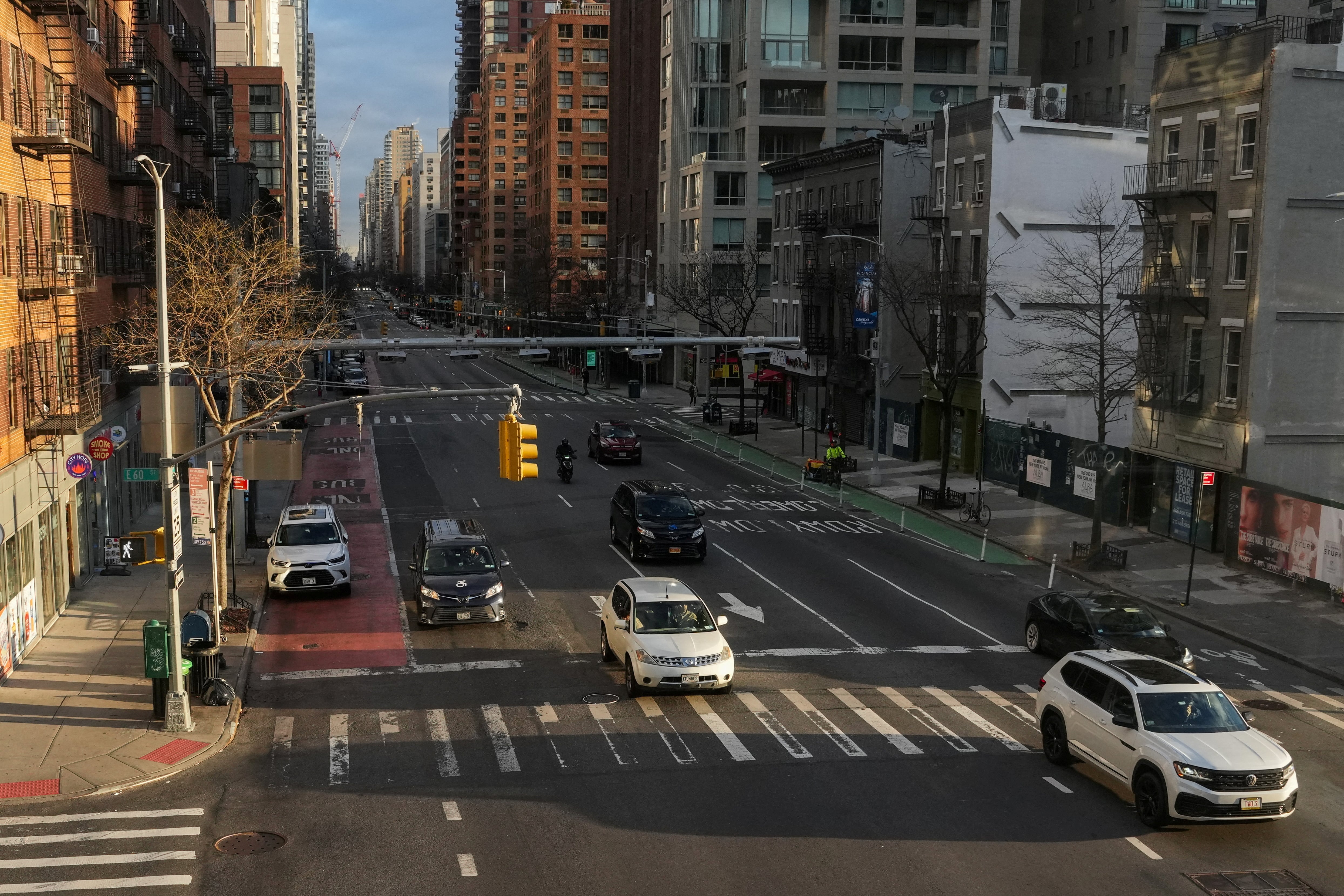 La DMV del Estado de Nueva York desglosa los USD 75 en USD 25 por las placas estándar y USD 50 por el certificado de titularidad (REUTERS/Adam Gray)