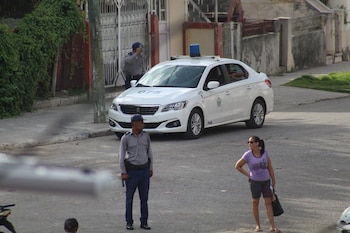 Soler relató a Radio Martí que la restricción empezó el 7 de septiembre, víspera de la celebración patronal. “Al salir, en los alrededores de la sede, en la calle Cumbre, fui detenida momentáneamente por un carro patrulla”, describió la opositora.