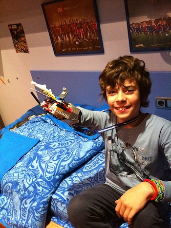 David Aguilar de pequeño con su primer brazo de LEGO. (World Guinness Records)