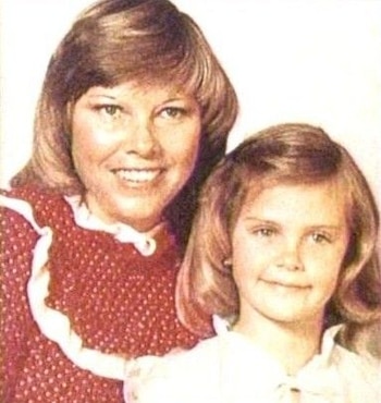 Junto a la mujer que