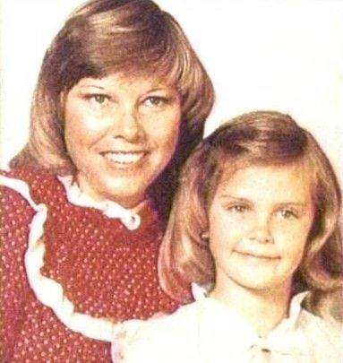 Ella recuerda su niñez con imágenes vívidas de libertad y aventura en la granja familiar.