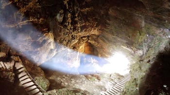 Así es la sima de Alcorón, un pozo natural de 63 metros formado hace 2,6 millones de años: los rayos del sol crean un impactante fenómeno óptico