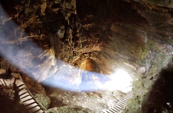 Una imagen de cómo se cuela la luz por la sima de Alcorón (Geoparque molina-alto tajo)