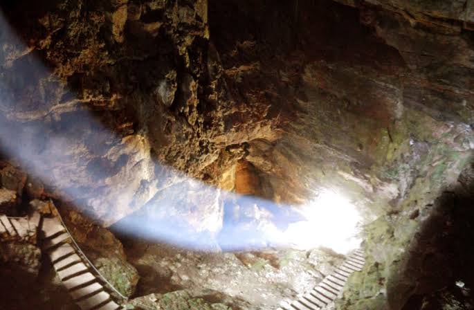 Una imagen de cómo se cuela la luz por la sima de Alcorón (Geoparque molina-alto tajo)