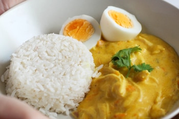 El ají de gallina se distingue por su textura cremosa y requiere dedicar tiempo a la preparación de su salsa base.