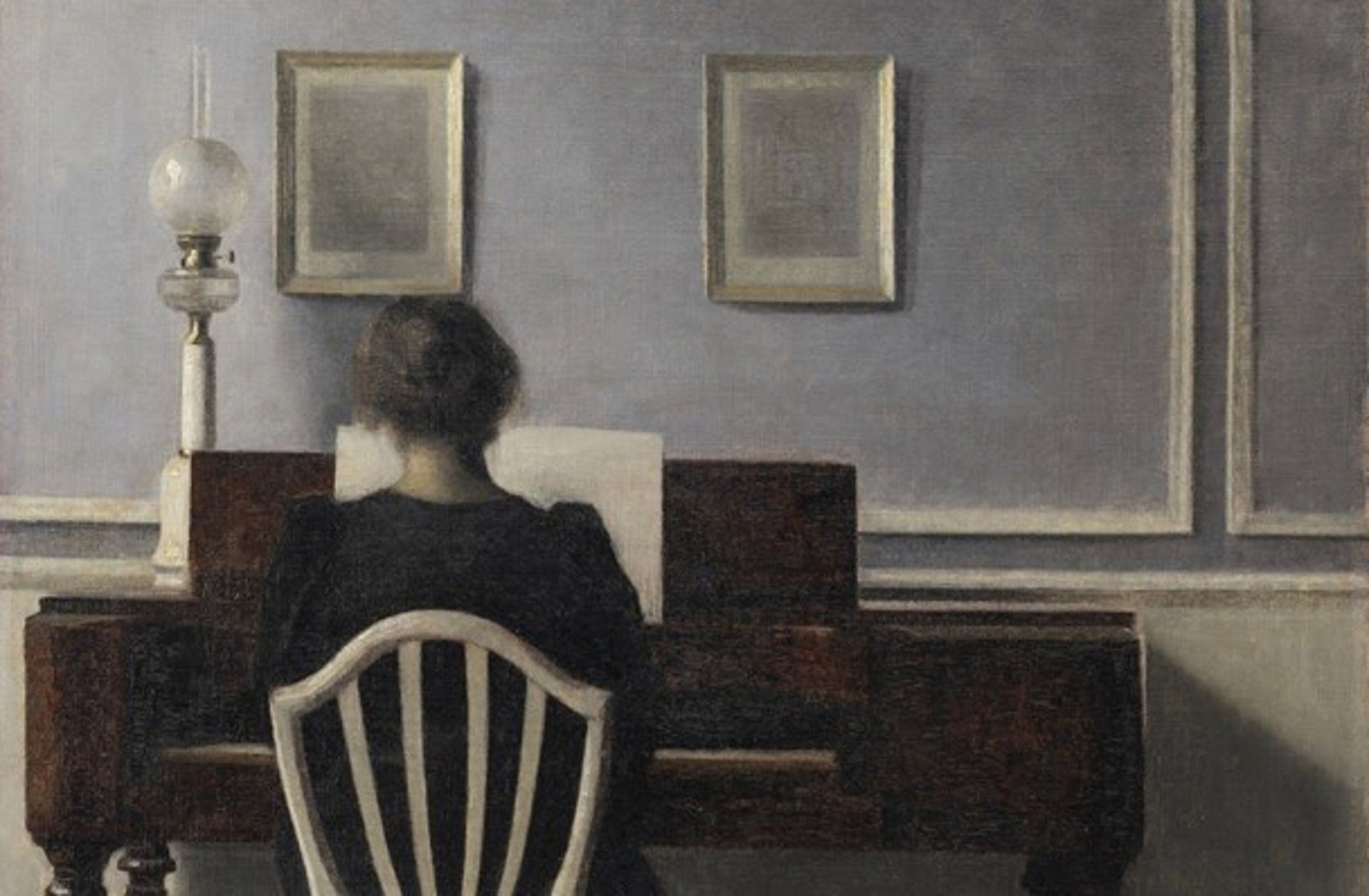 Vilhelm Hammershøi, el maestro absoluto de la luz grisácea y el realismo danés, pintó en 1898 su célebre