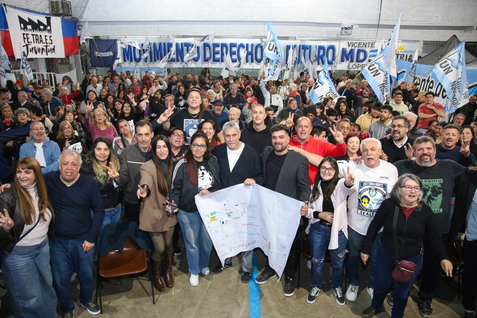 Jorge Ferraresi durante el encuentro con militantes en Villa Martelli, Vicente López