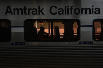 La compañía ferroviaria nacional experimenta un incremento de pasajeros en rutas interurbanas, reflejando el interés por alternativas al automóvil (AP Foto/Jae C. Hong)