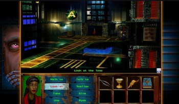 Captura de pantalla de videojuego con ojo rojo, rostro de mujer, escenario futurista, botones de comando y un inventario con pinzas, copa y libro
