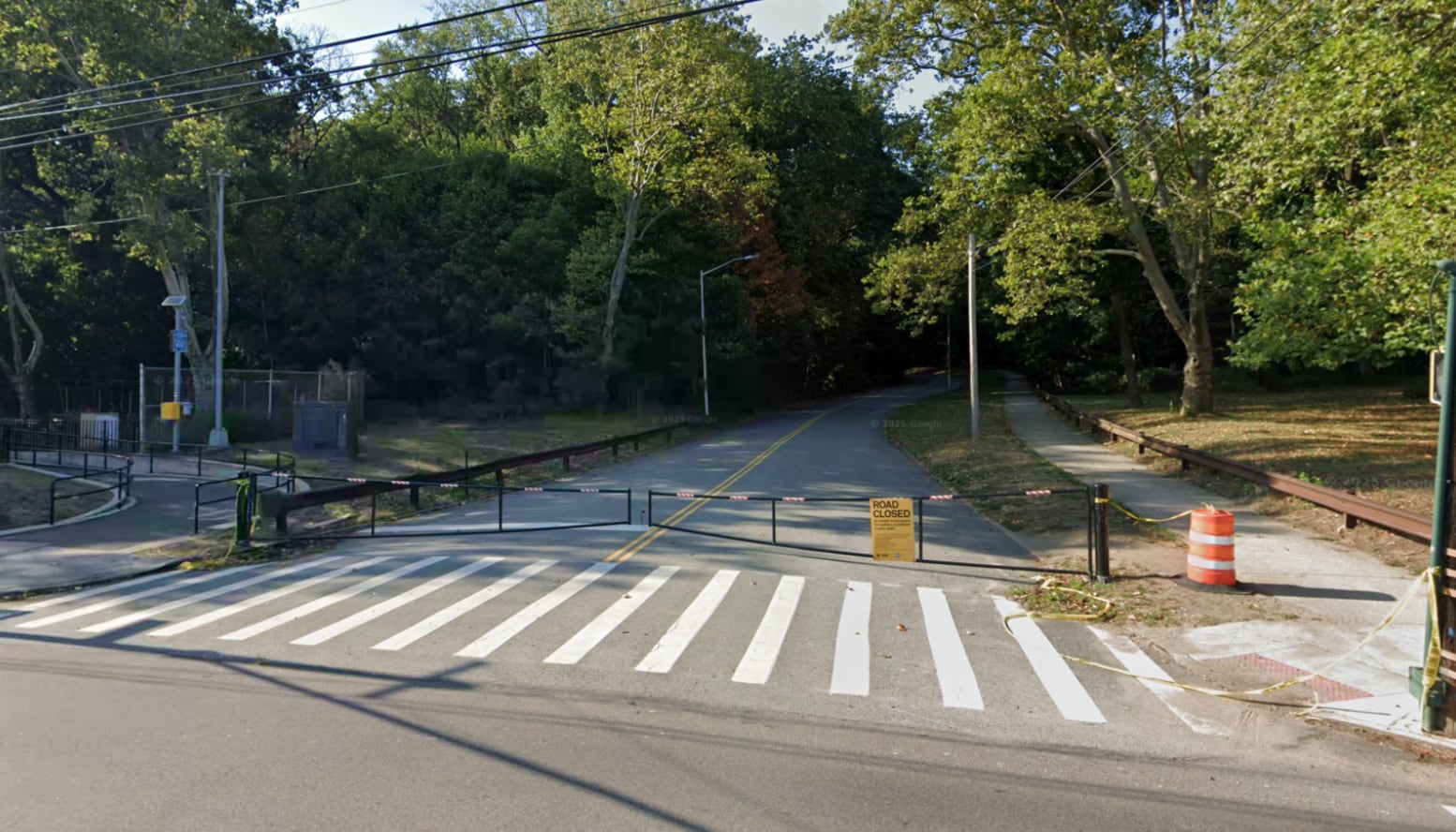 La iniciativa enfrenta resistencia de vecinos y funcionarios que argumentan complicaciones para el tráfico, la circulación y la seguridad pública (Google Maps)