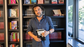 Manuel Jabois junto a su nuevo libro 'La vispera'