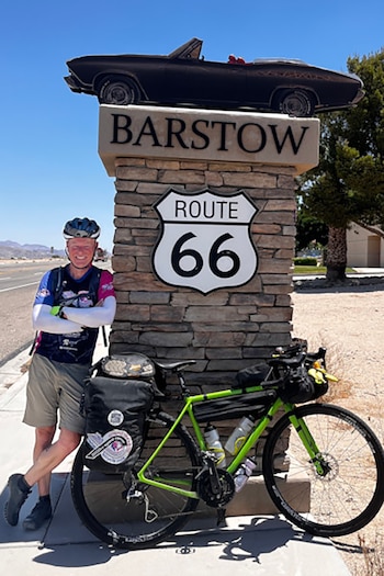 La muerte de su esposa Jackie motivó al deportista a dedicarse al ciclismo de larga distancia para transitar el duelo (Guinness World Records)