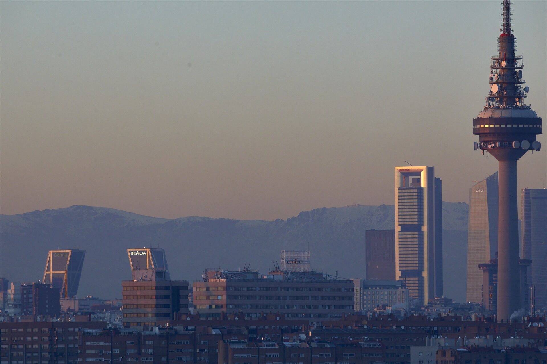 Capa de contaminación sobre la ciudad desde el Cerro del Tío Pío en Madrid. (Jesús Hellín / Europa Press)