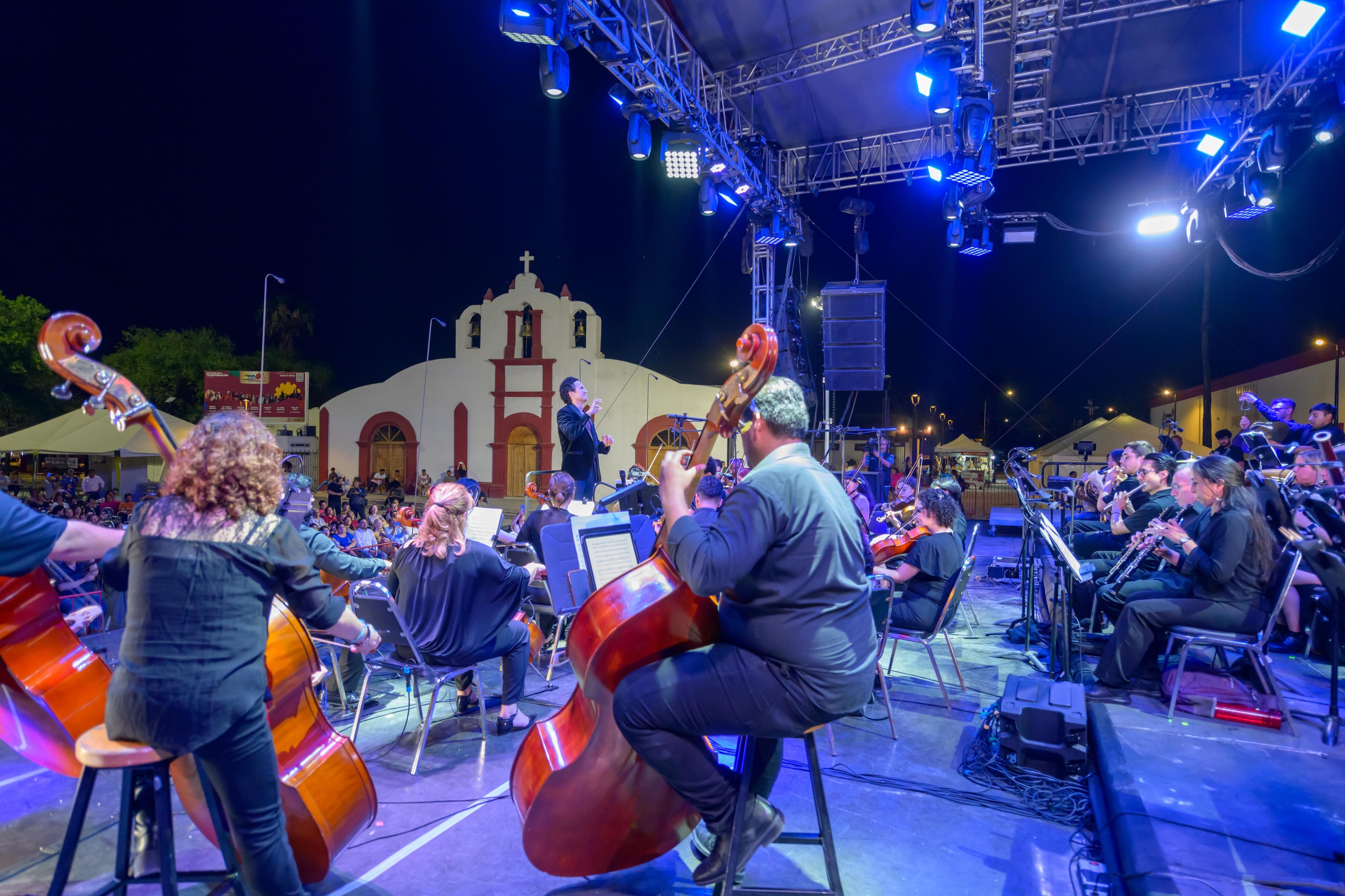Orquesta Sinfónica de la Escuela Superior de Música y Danza de Monterrey en la Plaza Principal de Escobedo, Nuevo León. Cientos de familias redescubriendo la música clásica en el corazón de su comunidad. Foto: Carlos Bravo
