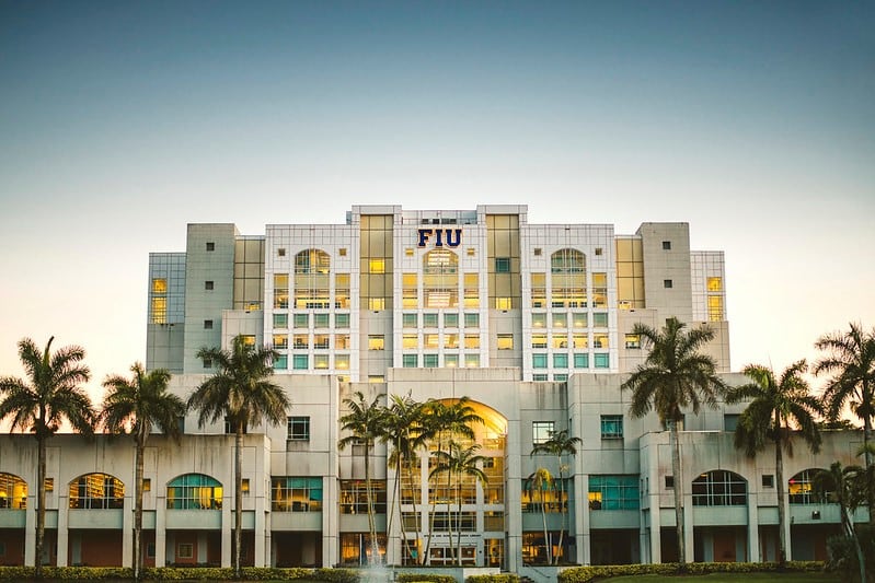 La International Lauderdale University celebró en el sur de Florida su primera graduación de maestrías en español para ampliar el acceso de hispanos a títulos acreditados en Estados Unidos