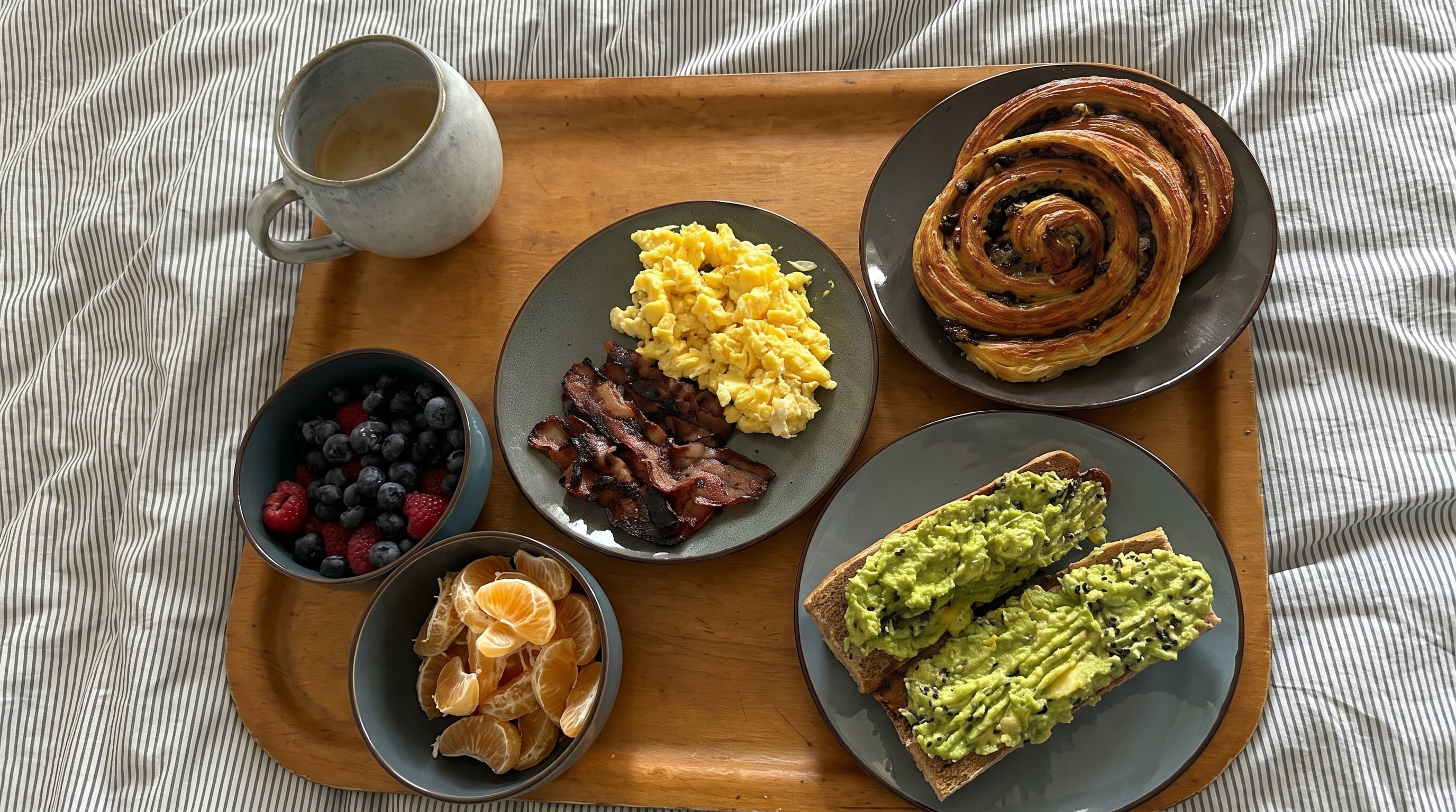 El bizcocho casero con huevos, aceite de oliva y frutos secos rotos se propone como preparación con dulzor natural. (Imagen Ilustrativa Infobae)