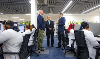 Autoridades de DoctorSV y representantes de la Embajada de Estados Unidos recorren el centro de atención remota, donde el personal médico brinda consultas y seguimiento a distancia utilizando tecnología digital (Cortesía Secretaría de Prensa).