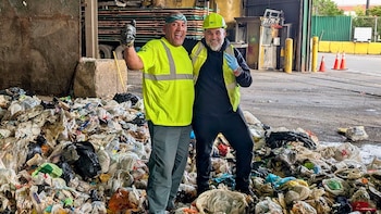 Susanna perdió sus anillos: su esposo se sumergió en nueve toneladas de basura para buscarlos