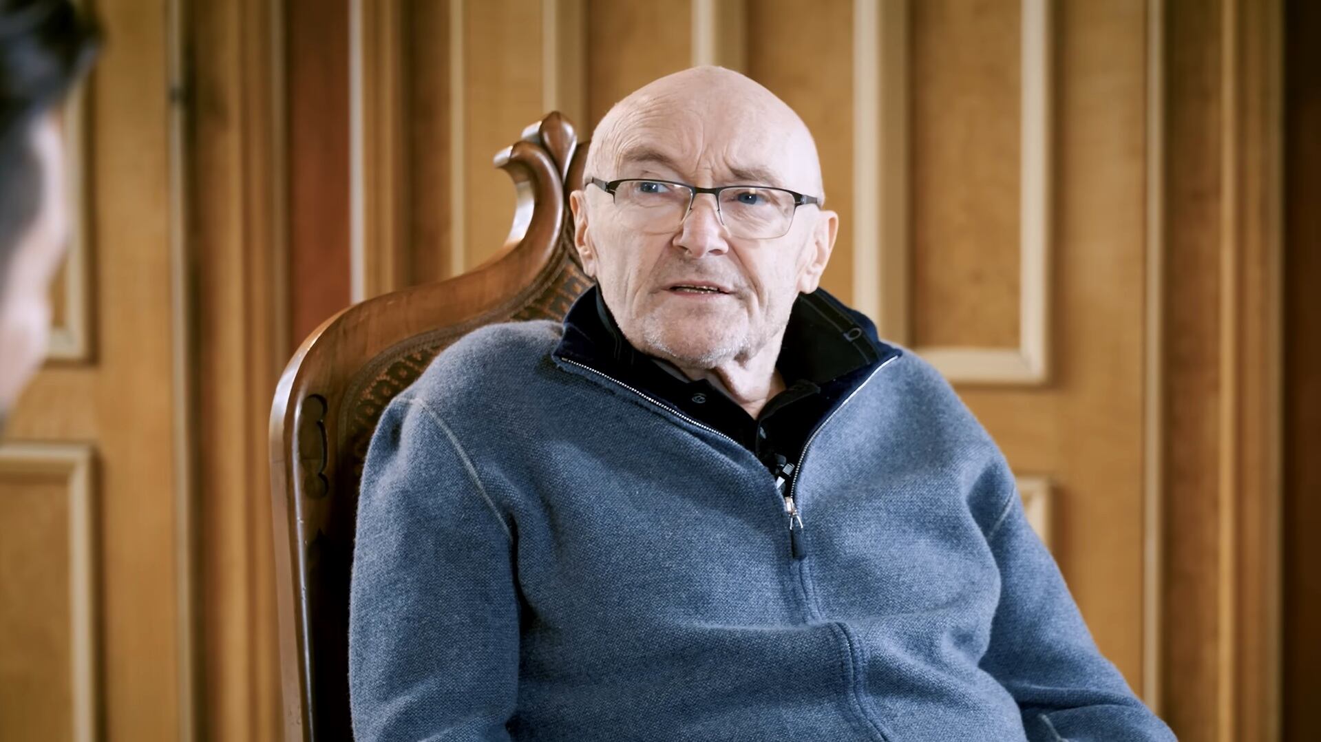 Phil Collins enfrenta desde 2007 una lesión de columna que le causó daños neurológicos y afecta gravemente su movilidad (YouTube: Drumeo)