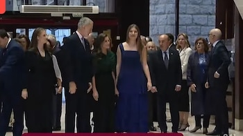 La princesa Leonor deslumbra con un traje sastre y la infanta Sofía con un vestido azul de volantes en el concierto de los Premios Princesa de Asturias 2026