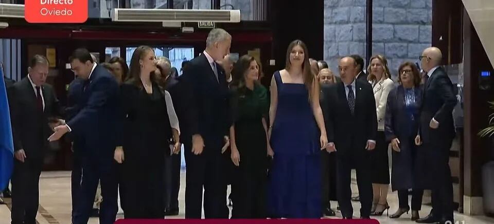 La princesa Leonor deslumbra con un traje sastre y la infanta Sofía con un vestido azul de volantes en el concierto de los Premios Princesa de Asturias 2026