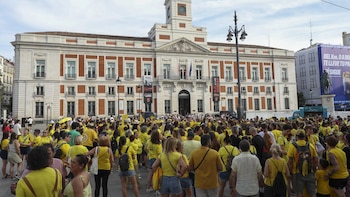 Las educadoras infantiles de 0 a 3 años de la Comunidad de Madrid hacen noche en la Puerta del Sol como reivindicación de sus derechos: “No se sientan, no quieren saber nada