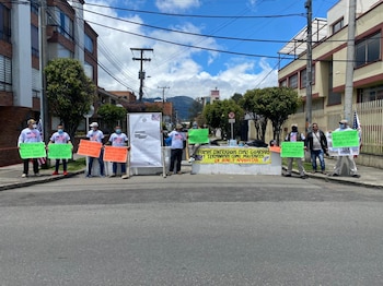 Militares colombianos frente a la embajada de Estados Unidos en Bogotá
