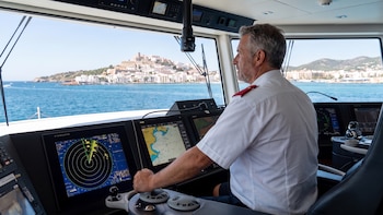 Un capitán de yate en Ibiza revela cuánto puede ganar en verano: “Entre 3.000 y 12.000 euros al mes; las propinas que recibimos dependen de varios factores”