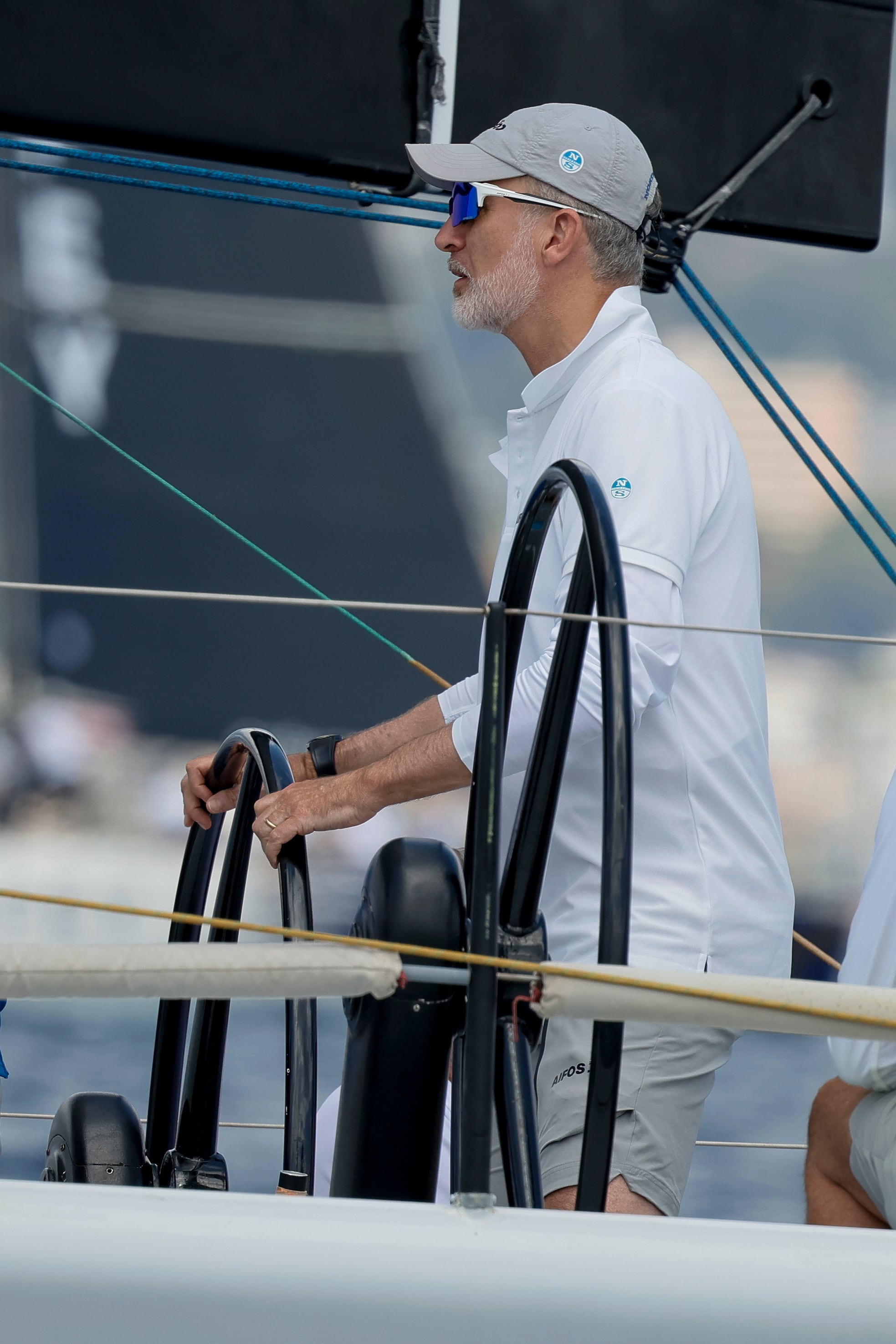 Felipe VI ha embarcado este martes en el Aifos para participar en la primera regata de la 43 Copa del Rey Mapfre de vela en aguas de la bahía de Palma. (EFE/Ballesteros).