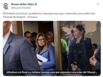 El origen de la controversia está en la remoción de una fiscal que tenía lista una imputación de cargos contra otro fiscal. De acuerdo con la investigación mencionada por el medio, ese funcionario habría presionado a testigos para declarar contra Uribe - crédito @AlvaroUribeVel/X