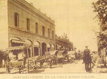 Mercado de Liniers, en su entrada por Ramón L. Falcón, en los primeros años de la década del 20